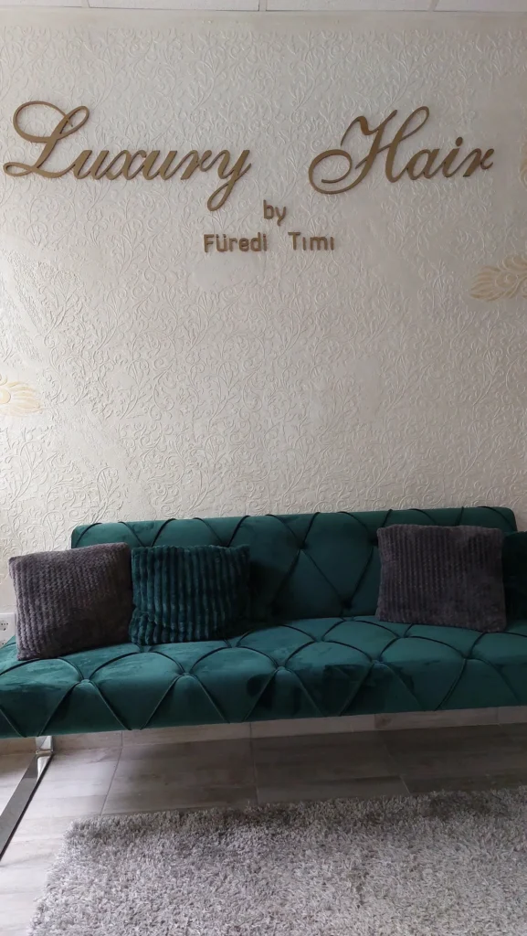 cuppantott struktúrájú dekorfal fodrászüzletben Nagykanizsán