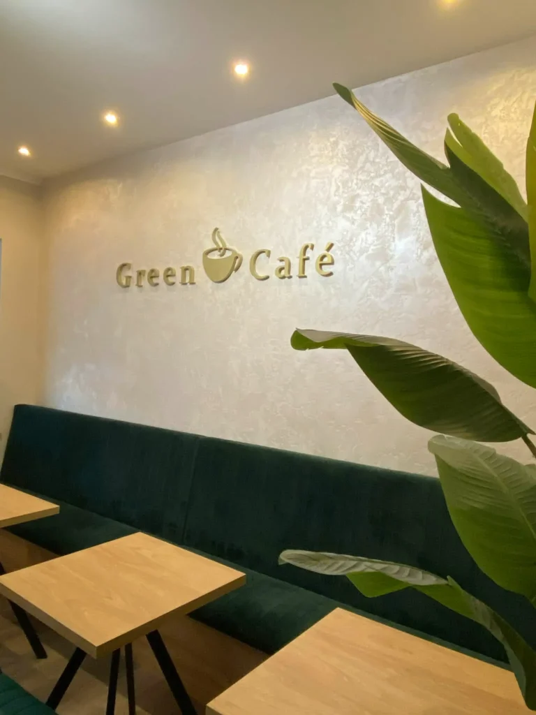Cuppantott struktúrájú, ezüst dekorfal a siófoki Green Caféban