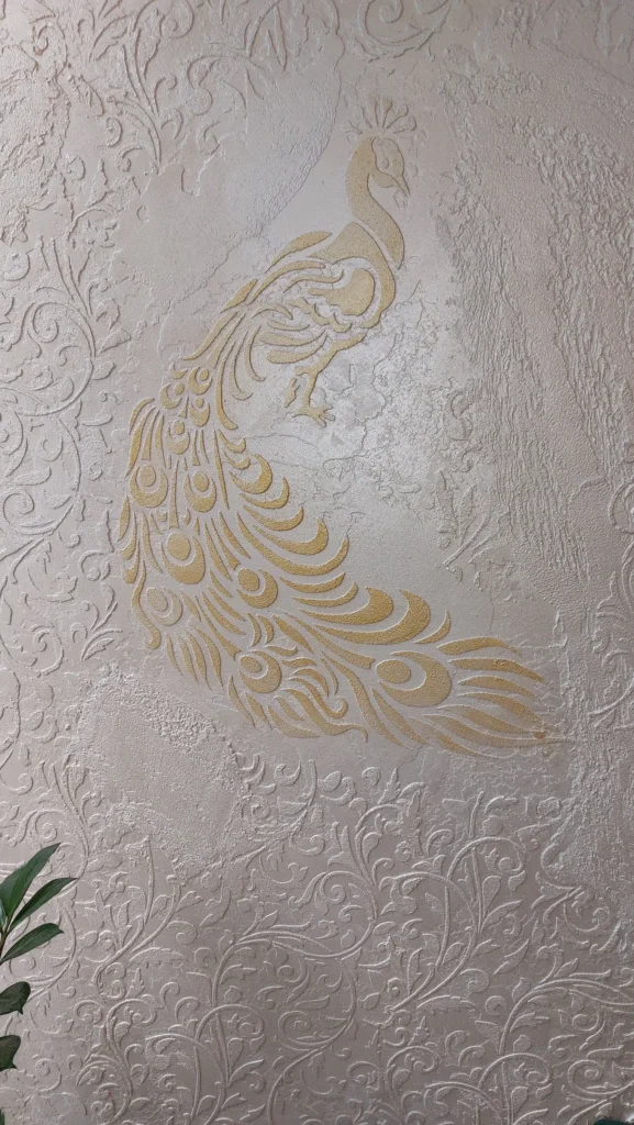 Aranyszínű stencilmotívum strukturált dekorfalon